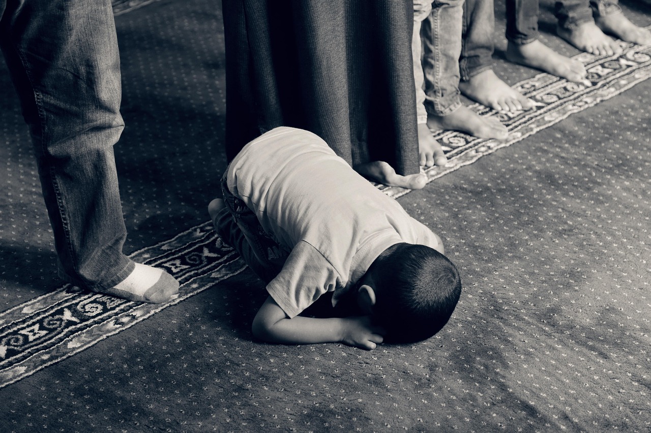 Learn Salah online: child learning Namaz and duas with a teacher