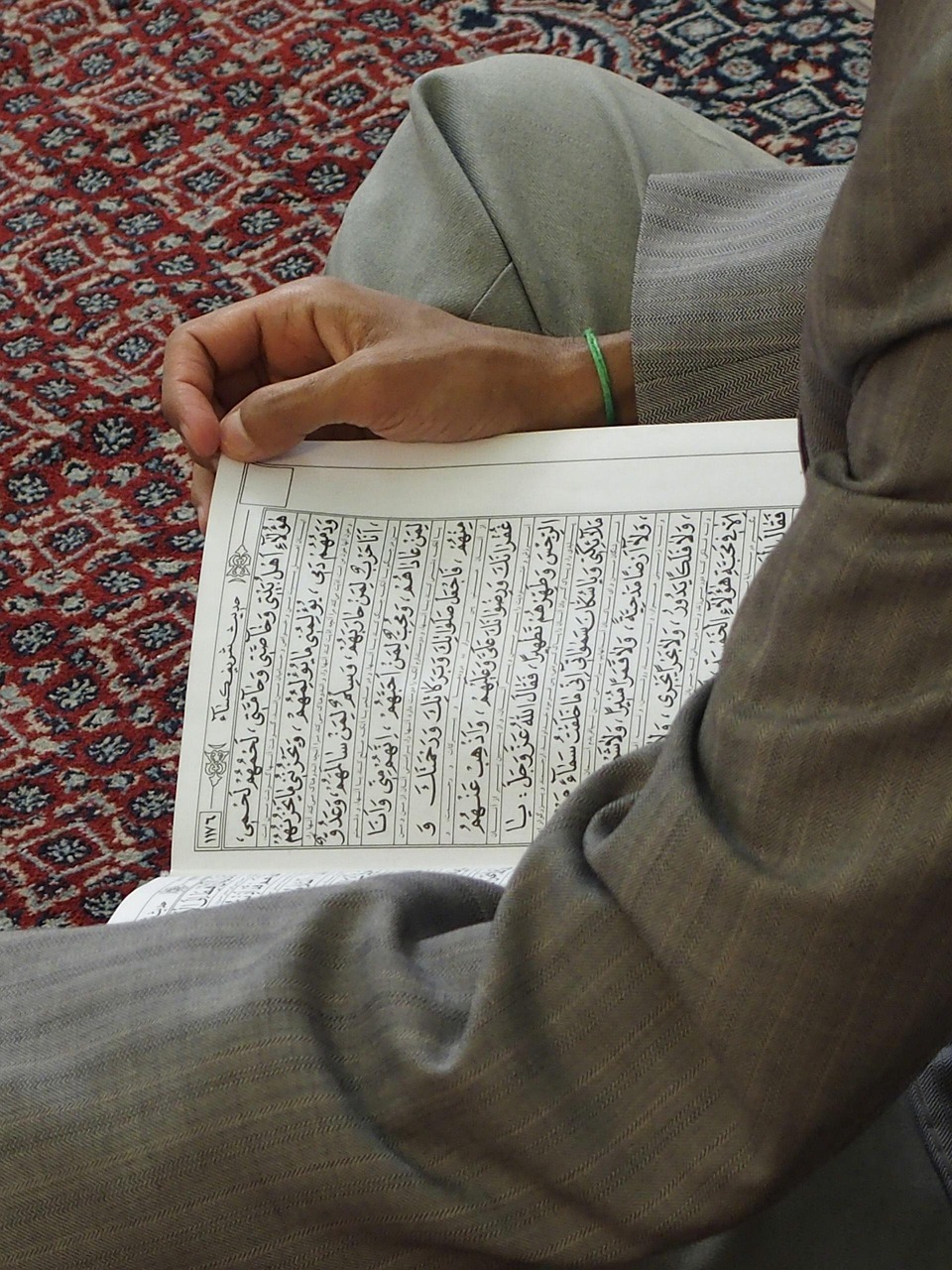 How to learn Tajweed online: student reciting to a teacher
